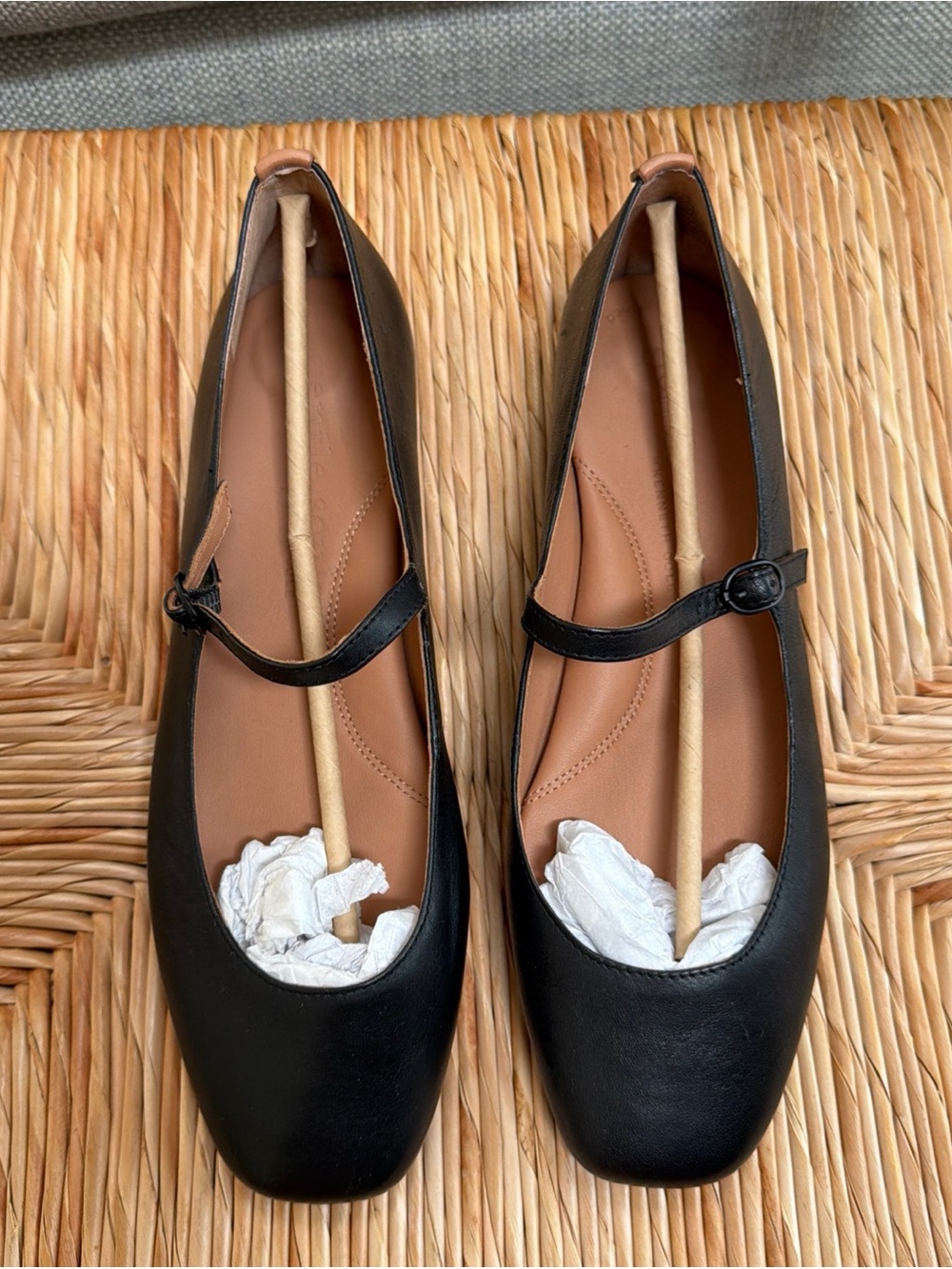 NIB gentle souls by Kenneth Cole Black Leather Ballet Flats with Strap Size 9